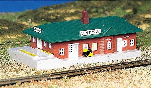 Bachmann 45908 Passenger Station with Figure - Assembled -- 2-7/8 x 5-1/8"7.3 x 13cm N Scale