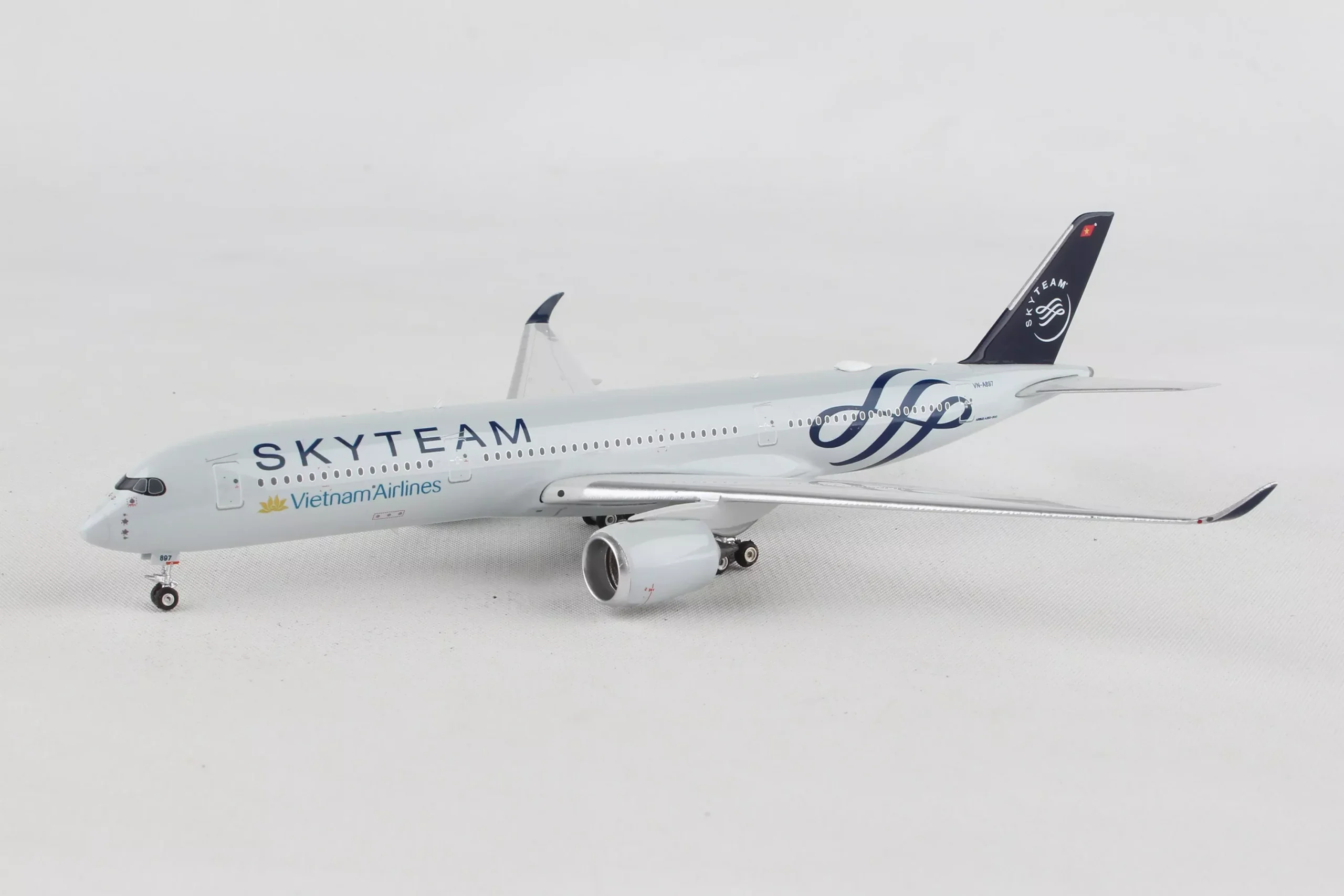 Phoenix Diecast PH1804 Vietnam A350-900 1/400 Skyteam Reg#Vn-A897