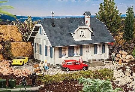 Pola 331087 G Scale Farmhouse — Weathered Kit – 19 x 12-13/16 x 12-13/16″ 48.2 x 32.5 x 32.5cm