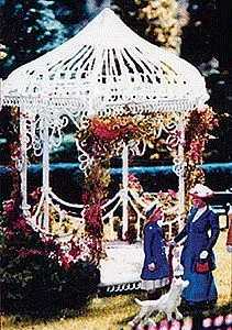 Scenic Express 501 All Scale Scenery Detail – Flowering Vine Kit — Includes: Climbing Vine Foliage, 5 Colors of Assorted Flowers & Adhesive