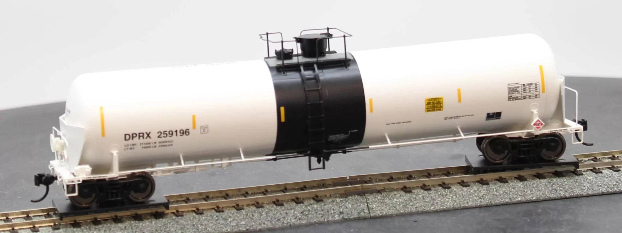 Walthers 920-100741 DPRX/PBFHolding 55′ 30,145 Gal Trinity Tankcar Proto NIB #920 HO Scale NEW